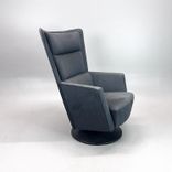 Begagnad fåtölj Apollo från Kinnarps i grått. Mått: Bredd: 76 cm, Djup: 70 cm, Höjd: 106 cm, Sitthöjd: 42 cm. 