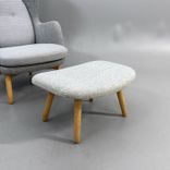 En begagnad grå fotpall/sittpuff AAL03 Ottoman från HAY i ljusgrått och ben av ek. Mått: bredd 66 cm, djup 50 cm och höjd 32 cm.  