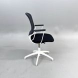 Begagnad konferensstol Invite från Savo med svart sits, mörkgrå rygg, vitt underrede och armstöd. Sitthöjd 41–52 cm. 