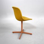 Begagnad konferensstol från HAY, modell Neu10. Helklädd gult tyg, med pulverlackerat stålstativ. Mått: Bredd: 46 cm, Djup: 52.5 cm, Höjd: 82 cm, Sitthöjd: 45 cm. 