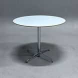 Begagnat cafébord X-bone från Johanson Design. Rund skiva i vitt med synlig träkant och ett kromat stativ. Mått: Diameter 90 cm, Höjd 72 cm.