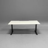 Begagnat höj och sänkbart skrivbord från Ragnars. Rektangulär bordskiva i vitt med svarta ben. Mått: bredd 160 cm, djup 80 cm samt justerbar höjd mellan 70 till 120 cm.