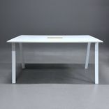 Begagnat projektbord Piece från Edsbyn i vitt med kabellucka i ask. Mått: bredd 210 cm, djup 124 cm och höjd 110 cm. 