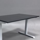 Begagnat höj och sänkbart skrivbord med mörkgrå bordsskiva oxh silvrigt stativ. Mått: bredd 120 cm, djup 80 cm, höjd 70 - 120 cm.
