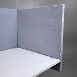 Begagnad bordsskärm från Zilenzio modell Dezibel i grått. Mått: bredd 84 cm, djup 4 cm, höjd 75 cm. 
