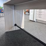 Begagnat projektbord i ljus ek med powerdot. Mått: bredd 180 cm, djup 70 cm och höjd 90 cm. 
