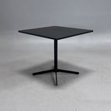 Begagnat cafébord Feather från Edsbyn svart. Mått: bredd 80 cm, djup 80 cm och höjd 72 cm. 