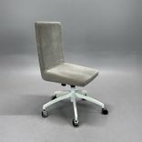 Begagnad stol med hjul Woods från EFG i beige tygklädsel, vitt underrede. Mått: Bredd 63 cm, djup 67 cm, höjd 92–105 cm, sitthöjd 42–55 cm. 