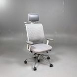 Begagnad kontorsstol ID Mesh från Vitra ljusgrå mesh med grått nackstöd, armstöd, klädhängare och kromat underrede. Mått: Sitthöjd 40–52 cm.