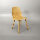 Begagnad matstol Nerd från Muuto i ek. Mått: Bredd 45 cm, djup 50 cm, höjd 80 cm och sitthöjd 46 cm. 