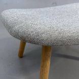 Begagnad fåtölj Ro JH2 från Fritz Hansen med AAL03 fotpall från HAY, i grått tyg och ben i ek. Mått: Fåtölj: bredd 80 cm, djup 97 cm, höjd 113 cm, sitthöjd 43 cm. 
