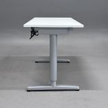 Begagnat höj- och sänkbart skrivbord från IKEA med vit bordsskiva och silverfärgat stativ. Mått: bredd 120 cm, djup 60 cm samt en justerbar höjd 70 - 120 cm. 