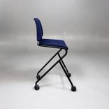 Begagnad barstol Add Move från Lammhults med mörkblå tygklädsel, svart underrede, hjul och fotstöd. Mått: Bredd 48 cm, djup 56 cm och sitthöjd 63 cm.