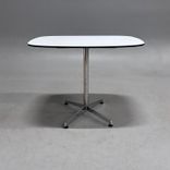 Begagnat cafébord Cooper från Lammhults i vitt med svart kant, ben i krom. Mått: bredd 80 cm, djup 70 cm, höjd 72 cm.