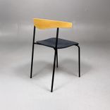 Begagnad konferensstol Hug från Edsbyn med rygg i askträ, klädd sits i grått samt svart stativ. Mått: Bredd 54.5 cm, Djup 48.5 cm, Höjd 74 cm, Sitthöjd 44 cm. 