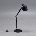 Begagnad skrivbordslampa Tolomeo Micro från Artemide i svart. Mått: Bredd 45–69 cm, höjd 37–73 cm. 