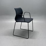 Begagnad konferensstol Ral från Mitab med grå tygklädsel, svart underrede och armstöd. Mått: Bredd 55 cm och sitthöjd 45 cm. 