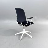 Begagnad konferensstol Invite från Savo med svart sits, mörkgrå rygg, vitt underrede och armstöd. Sitthöjd 41–52 cm. 