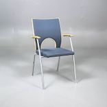 Begagnad konferensstol från Kinnarps modell Yin. Grått tyg på sits och rygg, rygg i björk och ben i silverfärg. Bredd: 54 cm. Djup: 56 cm. Höjd: 87 cm. Sitthöjd: 42 cm. 