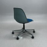 Begagnad stol med hjul Eames Plastic Side Chair PSCC från Vitra med grått plastskal, blå sittdyna, kromat underrede. Mått: Bredd 46,5 cm, djup 55 cm, höjd 76–88,5 cm. 
