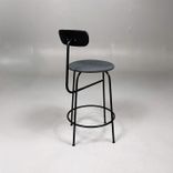 Begagnad barstol Afteroom från Menu med grå klädsel, svart ryggstöd och svart underrede i stålrör. Mått: Djup 55 cm, höjd 92 cm och sitthöjd 63 cm. 