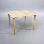 Begagnat soffbord från Kinnarps modell Combine i ek. Mått: bredd 80 cm x höjd 55 cm x djup 80 cm. 