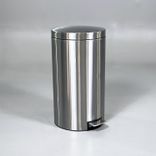 Begagnad papperskorg New Icon 40l från Brabantia med borstad aluminiumyta. Mått: Diameter 37 cm, Höjd 67 cm. 