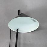 Begagnad svart YUH vägglampa från Louis Poulsen med justerbar skärm för optimalt ljusriktning. Mått: Bredd: 30 cm, Höjd: 62.5 cm. 