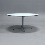 Begagnat soffbord Cooper från Lammhults. Med rund vit skiva och svart kantlist, silverfärgat stativ. Diameter 90 cm, Höjd 45 cm. 