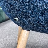 Begagnad fåtölj Glove Lounge från Horreds i blåmelerat tyg och askben. Mått: bredd 79 cm, djup 82 cm och höjd 87 cm, sitthöjd 42 cm. 
