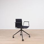 Begagnad stol med hjul Catifa 46 Trestle Swivel från Arper i mörkblått tyg. Mått: Sitthöjd: 44 cm, Rygghöjd: 36 cm, Total höjd: 80 cm, Sittbredd: 47 cm, Ryggbredd: 41 cm, Djup: 42 cm. 