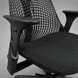Begagnad sittgrupp med kontorsstol Sayl från Herman Miller och höj- och sänkbart skrivbord i vitt. Mått: Bredd 160 cm, Djup 80 cm, höjd 70–120 cm. 