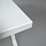 Begagnat höj och sänkbart skrivbord Migration från Steelcase. I vitt. Mått: bredd: 140 cm djup: 80 cm, justerbar höjd: 65 till 125 cm. 