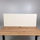 Begagnad bordsskärm från Ragnars i beige. Bredd: 140 cm, Djup: 3 cm, Höjd: 65 cm. 