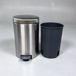 Begagnad papperskorg New Icon 12l från Brabantia i aluminium. Mått: diameter 25 cm och höjd 41 cm. 