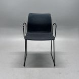 Begagnad konferensstol Ral från Mitab med grå tygklädsel, svart underrede och armstöd. Mått: Bredd 55 cm och sitthöjd 45 cm. 