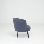 Begagnad fåtölj Dorso från Hay i mörkblått tyg. Mått: Höjd 73 cm, sitthöjd 43 cm, sittbredd 53 cm och sittdjup 52 cm.