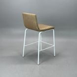 Begagnad barstol från Lotus Furniture i brunt tyg och vitt stativ med fotstag och plastfötter. Mått: Bredd 48 cm, djup 52 cm, höjd 93 cm, sitthöjd 63 cm. 