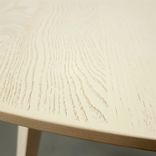 Begagnat projektbord från Ragnars, modell E5 Work Meeting. Med rund bordsskiva, helt i  askmaterial, integrerade kabelluckor för sladdhantering. Mått: diameter 160 cm, höjd 90 cm. 