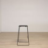 Begagnad barstol Montoya från Mitab i svart. Mått: Bredd 38 cm, djup 37 cm och höjd 75 cm.