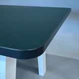 Begagnat konferensbord Collaborate från EFG med mörkgrön bordsskiva och vitt underrede. Mått: bredd 440 cm, djup 90 cm, höjd 72 cm. 