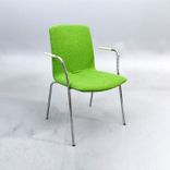 Begagnad konferensstol Day II från Gärsnäs i grönt tyg armstöd i ask, kromat stativ. Mått: Bredd 57 cm, Djup 56 cm, Höjd 83.5 cm, Sitthöjd 46 cm. 