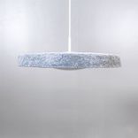 Begagnad taklampa från Valoa, modell Noa. Rund form klädd i grått filtmaterial. Mått: Diameter på 50 cm. 