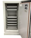 Begagnat grått säkerhetsskåp från Chubbsafes med digitalt kodlås. Mått: Höjd 147 cm, Bredd 74.5 cm, Djup 72 cm. 