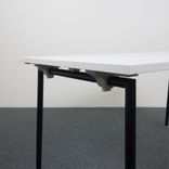 Begagnat hopfällbart bord Quickly från Lammhults. Vit bordsskiva, svart stativ, med hjul på två ben. Mått: bredd 140 cm, djup 70 cm och höjd 72 cm. 