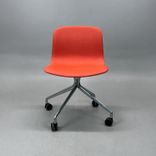 Begagnad stol med hjul AAC15 från HAY. Med tegelröd tygklädsel och kromat kryssunderrede. Mått: Bredd 51 cm, djup 52 cm, höjd 77 cm och sitthöjd 46 cm. 
