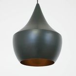 Begagnad taklampa Beat Fat från Tom Dixon i svart matt svart finish, insida i mässing. Mått: höjd 30 cm och diameter 24 cm.  