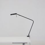 Begagnad skrivbordslampa Ninety från Glamox Luxo i svart. Mått: Längd: 14 cm, Höjd: 60 cm, Bredd: 5 cm. 