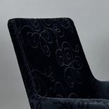Begagnad stol med hjul Happy från Swedese i svart/blå tyg och kromat underrede. Mått: Höjd: 90 cm, bredd: 60 cm, djup: 58 cm. 