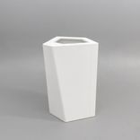 Begagnad källsortering Kite från TreCe i vit färg för restavfall. Mått: bredd 50 cm, djup 49.2 cm och höjd 70 cm. 